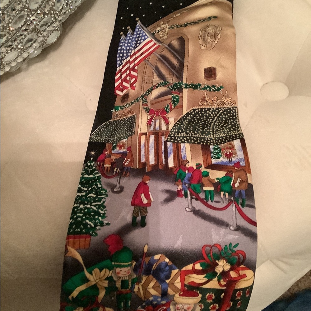Beautiful men’s tie new with tags Lord and Taylor scene storefront - Picture 3 of 6